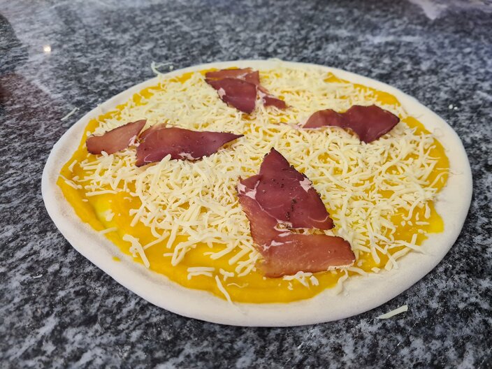 Pizza mit Kürbis Kastanien und Hirschschinken Familienrestaurant Sonnenburg Angebote Genussherbst Serfaus-Fiss-Ladis in Tirol | © Serfaus-Fiss-Ladis Marketing GmbH