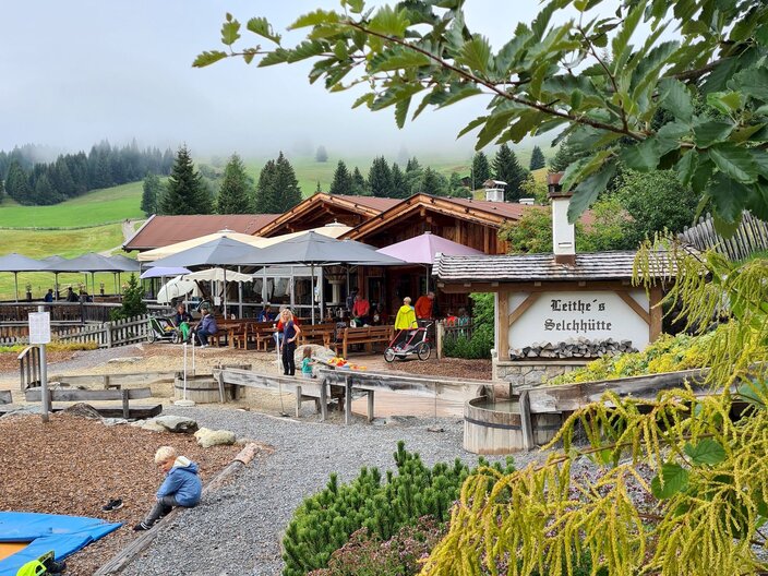 Bergrestaurant Leithe Wirt Spielplatz Räucherhütte Leithes Feinstes Serfaus-Fiss-Ladis in Tirol | © Serfaus-Fiss-Ladis Marketing GmbH