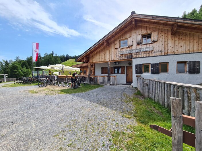 Das Bergrestaurant Schöngampalm in der familienfreundlichen Urlaubsregion Serfaus-Fiss-Ladis in Tirol in Österreich | © Serfaus-Fiss-Ladis Marketing GmbH