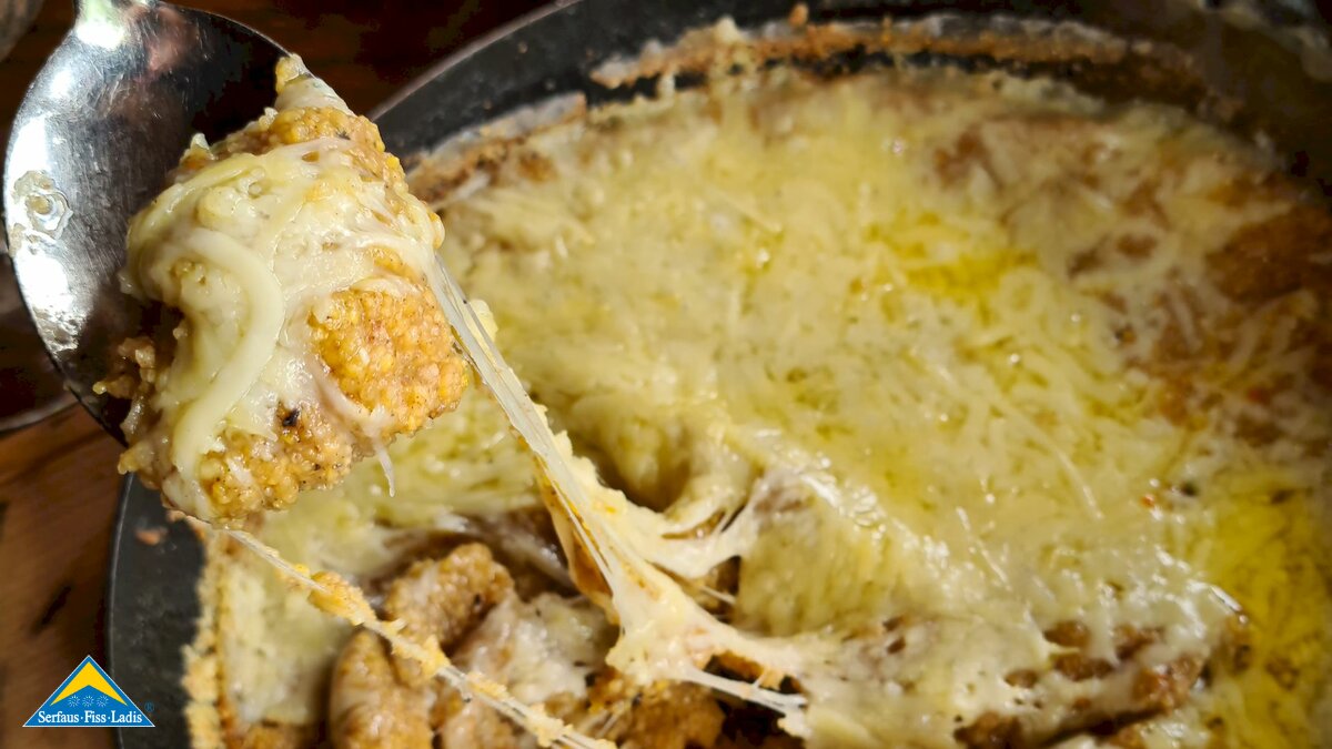 Gericht aus Tirol mit Käse und Polenta Rezepttipp Serfaus-Fiss-Ladis in Tirol | © Serfaus-Fiss-Ladis Marketing GmbH