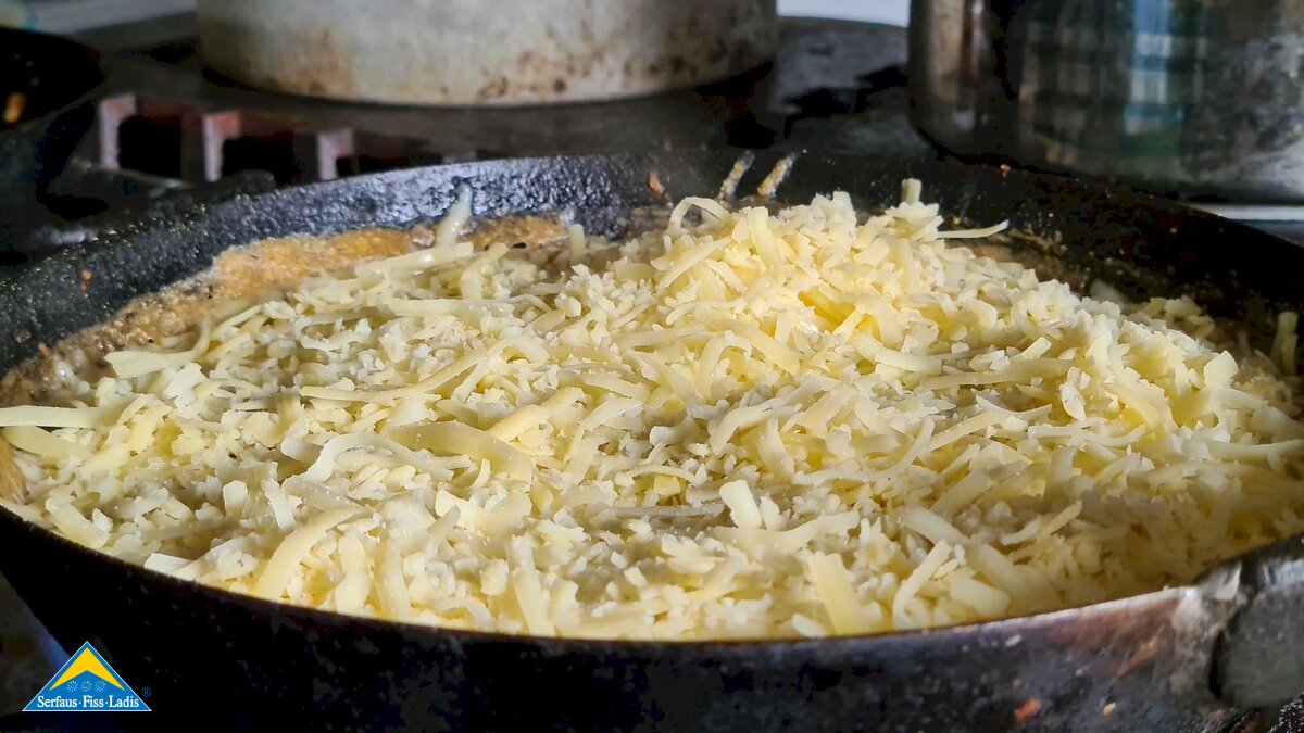 Zubereitung Kasmuas Tiroler Gericht mit Almkäse Rezepttipp Serfaus-Fiss-Ladis in Tirol | © Serfaus-Fiss-Ladis Marketing GmbH