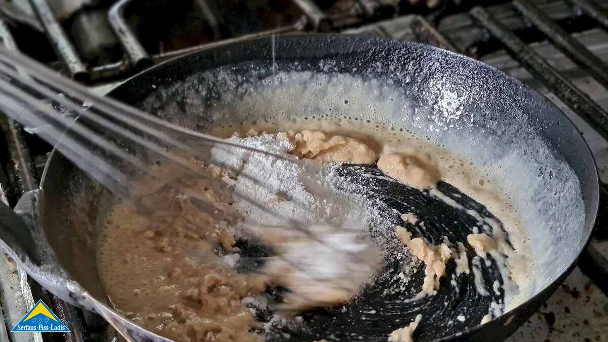 Zubereitung Kasmuas in der Pfanne Einbrenn mit Mehl Rezept Serfaus-Fiss-Ladis in Tirol | © Serfaus-Fiss-Ladis Marketing GmbH