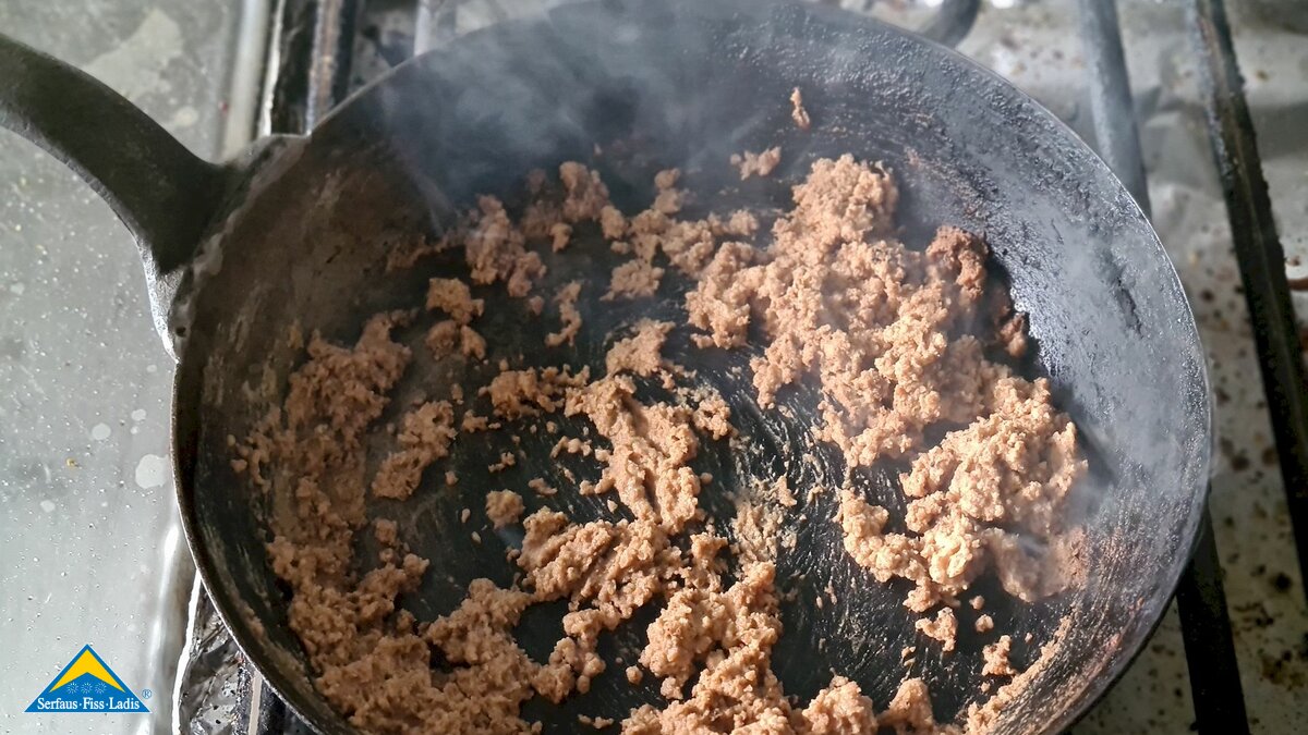 Einbrenn mit Butterschmalz und Mehl in der Eisenpfanne Rezept Kasmuas Tirol Serfaus-Fiss-Ladis | © Serfaus-Fiss-Ladis Marketing GmbH