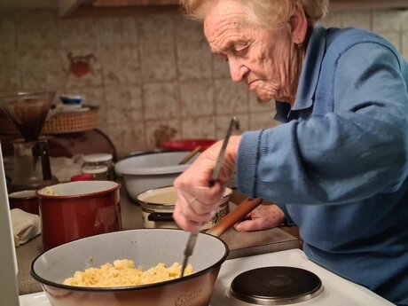 Rezepttipp Erdäpfelriebel aus Serfaus-Fiss-Ladis Fisser Kochbuch traditionelle Gerichte aus Österreich | © Serfaus-Fiss-Ladis Marketing GmbH