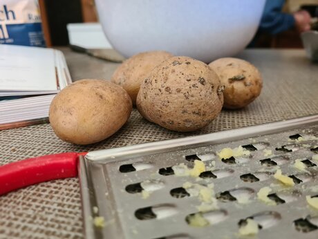 Hauptgericht traditionell aus Tirol ohne Fleisch Kartoffeln mit Butterschmalz infaches Rezept im Blog Serfaus-Fiss-Ladis in Tirol | © Serfaus-Fiss-Ladis Marketing GmbH