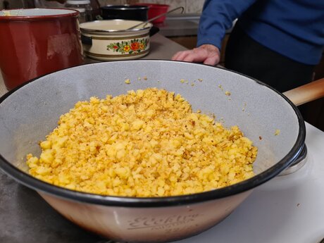 Tearpl anrösten und dann genießen traditionelles Rezept aus SFL Blog Serfaus-Fiss-Ladis in Tirol | © Serfaus-Fiss-Ladis Marketing GmbH