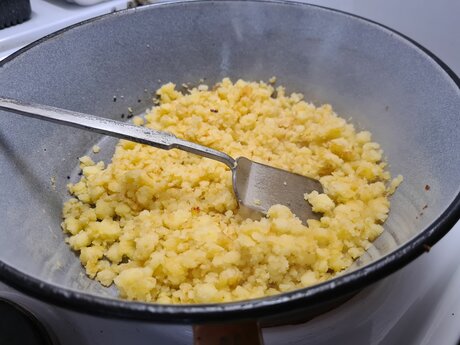 Zubereitung Erdäfpelriebel Blog Serfaus-Fiss-Ladis | © Serfaus-Fiss-Ladis Marketing GmbH