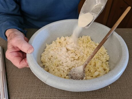 Traditionelles Rezept mit Kartoffeln Tearpl Fisser Kochbuch Blog Familienregion Serfaus-Fiss-Ladis in Tirol | © Serfaus-Fiss-Ladis Marketing GmbH