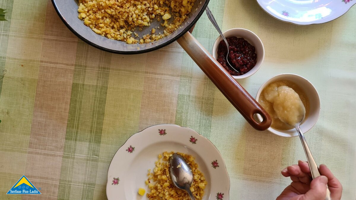 Tiroler Rezept Tearpl mit Kartoffeln süß in Pfanne rösten Blogartikel Familienregion Serfaus-Fiss-Ladis in Tirol | © Serfaus-Fiss-Ladis Marketing GmbH