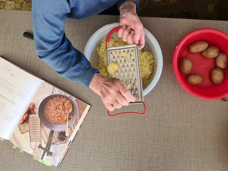 Einfaches Gericht aus Tirol Erdäpfelriebl Tearpl Karoffeln geröstet Blog Familienregion Serfaus-Fiss-Ladis in Tirol | © Serfaus-Fiss-Ladis Marketing GmbH