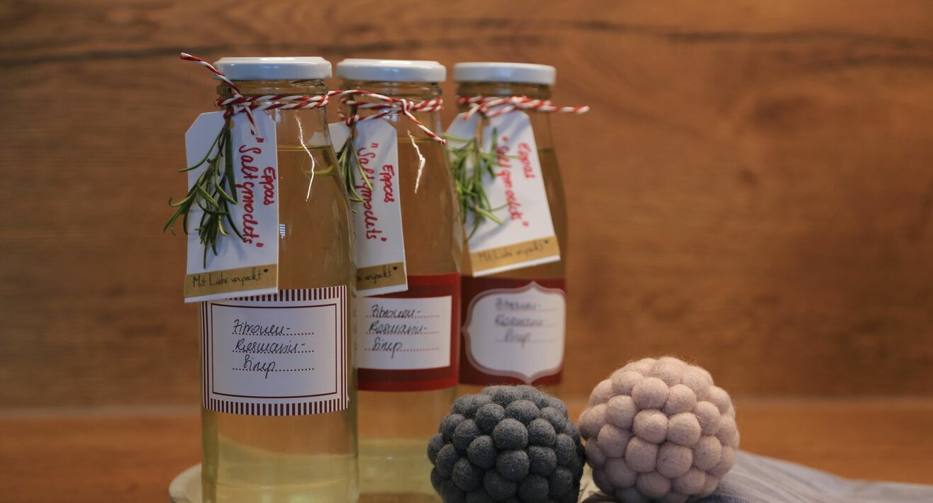 Zubereitung Sirup mit Rosmarin und Zitronen Blog Rezepte Serfaus-Fiss-Ladis in Tirol | © Serfaus-Fiss-Ladis Marketing GmbH