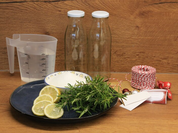 Herstellung Sirup mit Rosmarinzweigen und Zitronenscheiben Rezepttipp Region Serfaus-Fiss-Ladis in Tirol | © Serfaus-Fiss-Ladis Marketing GmbH