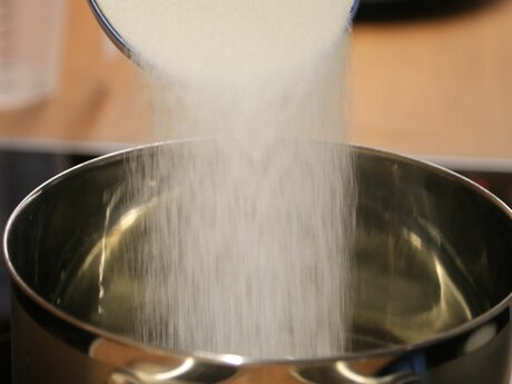 Herstellung Sirup Wasser und Zucker in einem Kopftopf erhitzen Rezepttipp Blog Serfaus-Fiss-Ladis in Tirol | © Serfaus-Fiss-Ladis Marketing GmbH