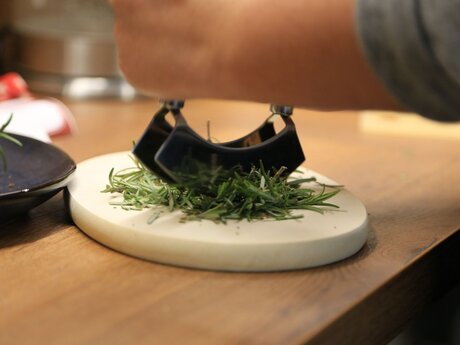 Rosmarin mit Wiegemesser zerkleinern Herstellung Sirup Blog Ferienregion Serfaus-Fiss-Ladis in Tirol | © Serfaus-Fiss-Ladis Marketing GmbH