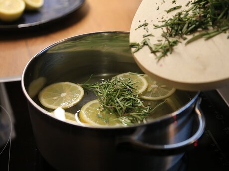 Zitronen und Rosmarin in Kochtopf geben Sirupherstellung Blog Serfaus-Fiss-Ladis in Tirol | © Serfaus-Fiss-Ladis Marketing GmbH