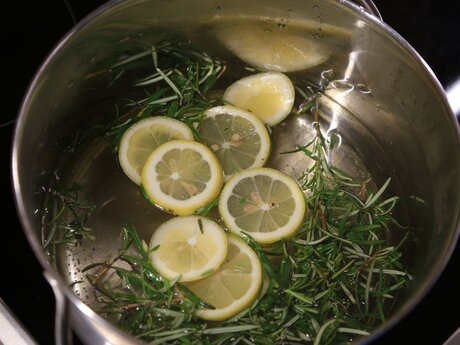 Aromawasser über Nacht in einem Kochtopf ziehen lassen Herstellung Rosmarinsirup Blog Serfaus-Fiss-Ladis in Tirol | © Serfaus-Fiss-Ladis Marketing GmbH