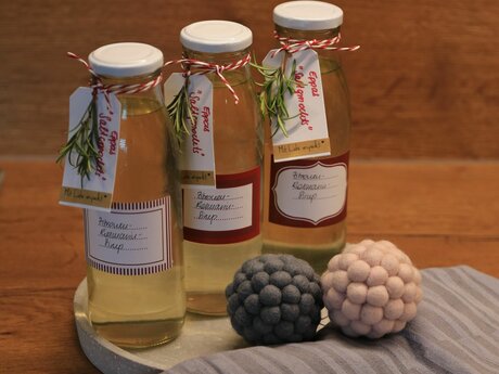 Selbstgemachter Sirup als Geschenk einpacken Rosmarin-Zitronen-Sirup Blog Serfaus-Fiss-Ladis in Tirol | © Serfaus-Fiss-Ladis Marketing GmbH