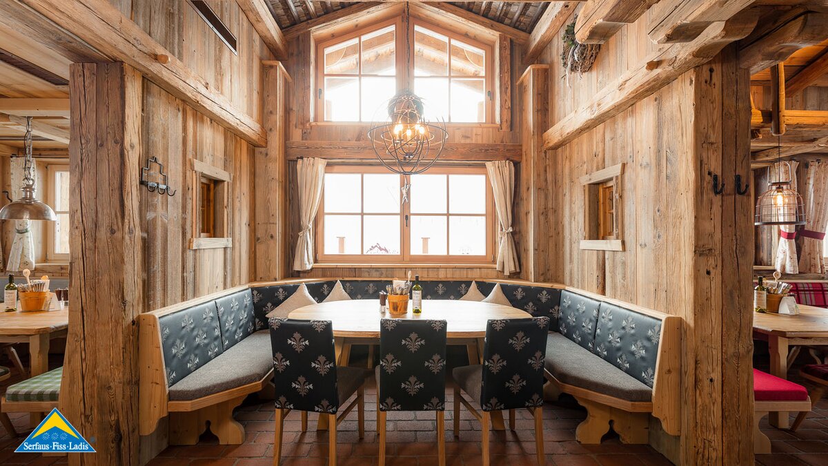 Sitzecke im Bergrestaurant Zirbenhütte im Familienskigebiet Serfaus-Fiss-Ladis in Tirol | © Fisser Bergbahnen GmbH | Manuel Pale