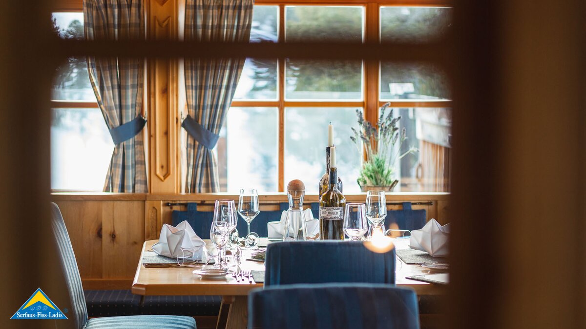 Gedeckter Tisch mit Fensterblick Zirbenhütte in Serfaus-Fiss-Ladis in Tirol | © Fisser Bergbahnen GmbH | Manuel Pale