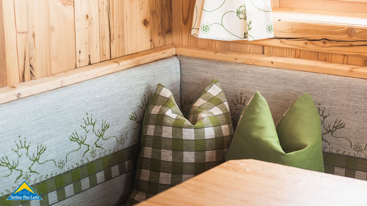 Rustikale Ausstattung Eckbank mit Polster Bergrestaurant Zirbenhütte in der Skiregion Serfaus-Fiss-Ladis in Tirol | © Fisser Bergbahnen GmbH | Manuel Pale