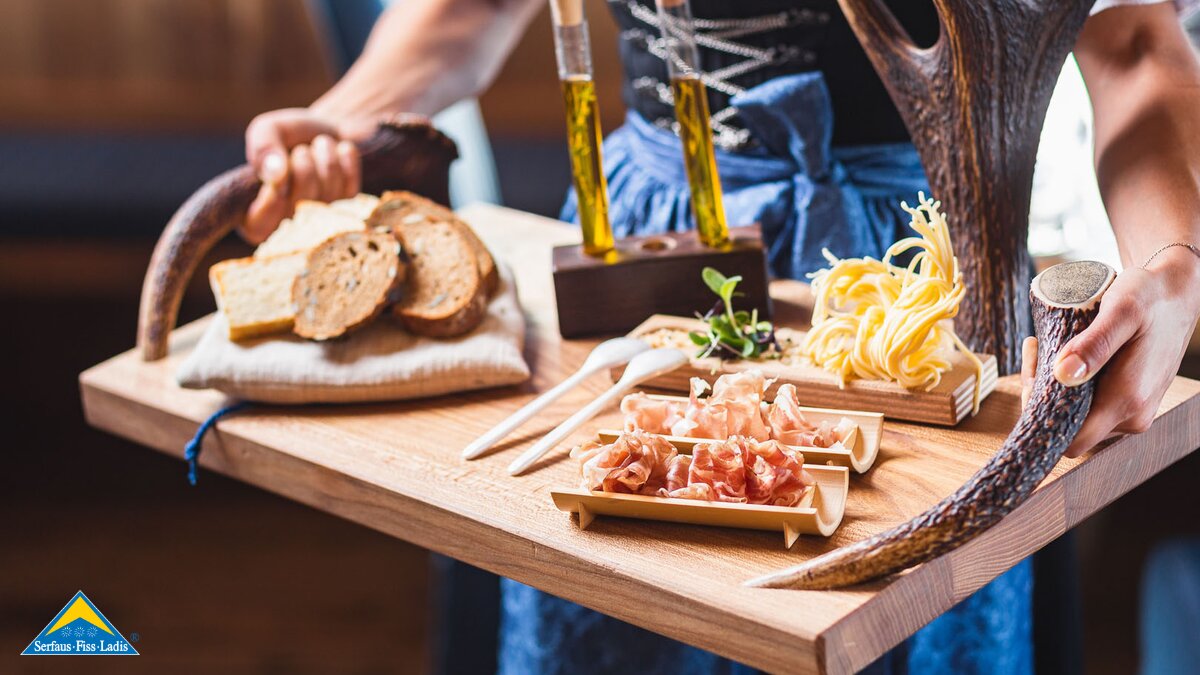 Bauernprodukte auf einem Holzbrett Marenden am Berg in der Zirbenhütte in Serfaus-Fiss-Ladis in Tirol | © Fisser Bergbahnen GmbH | Manuel Pale