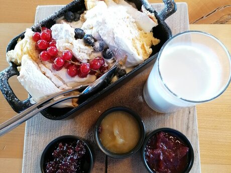 Österreichische Süßespeise Topfenschmarren in einer gusseisernen Pfanne im Bergrestaurant Zirbenhütte in Serfaus-Fiss-Ladis in Tirol | © Serfaus-Fiss-Ladis Marketing GmbH