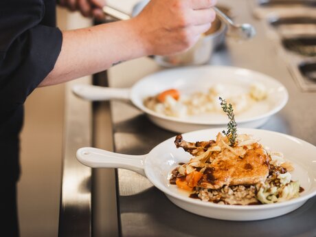 Speisen anrichten in der Küche am Berg Zirbenhütte in der Region Serfaus-Fiss-Ladis | © Fisser Bergbahnen GmbH | Manuel Pale