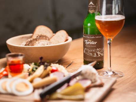 Fisser Flaschenbier aus der Fisser Imperial Gerste trinken in einem Bergrestaurant im Skigebiet Serfaus-Fiss-Ladis in Tirol | © Fisser Bergbahnen GmbH | Manuel Pale