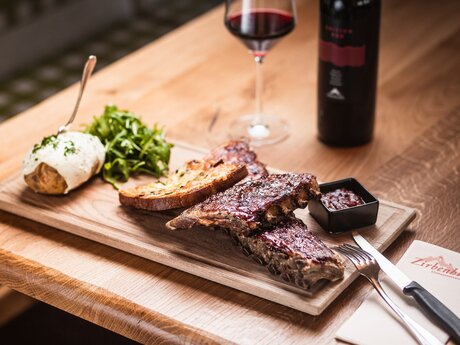 Nachhaltige und regionale Küchen mit Fleisch von den Bauern in den Bergrestaurants der Fisser Bergbahnen  | © Fisser Bergbahnen GmbH | Manuel Pale