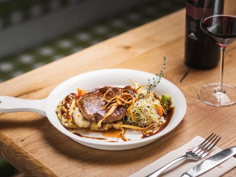 Gericht mit Fleisch von den lokalen Bauern in Serfaus-Fiss-Ladis in Tirol | © Fisser Bergbahnen GmbH | Manuel Pale