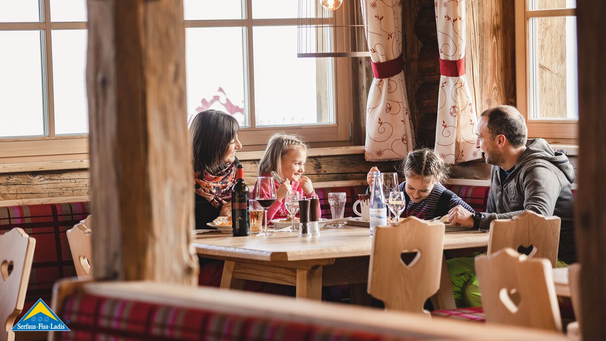 Familie bei einer Einkehr in der Zirbenhütte Bergrestaurants im Familienskigebiet Serfaus-Fiss-Ladis in Tirol | © Fisser Bergbahnen GmbH | Manuel Pale