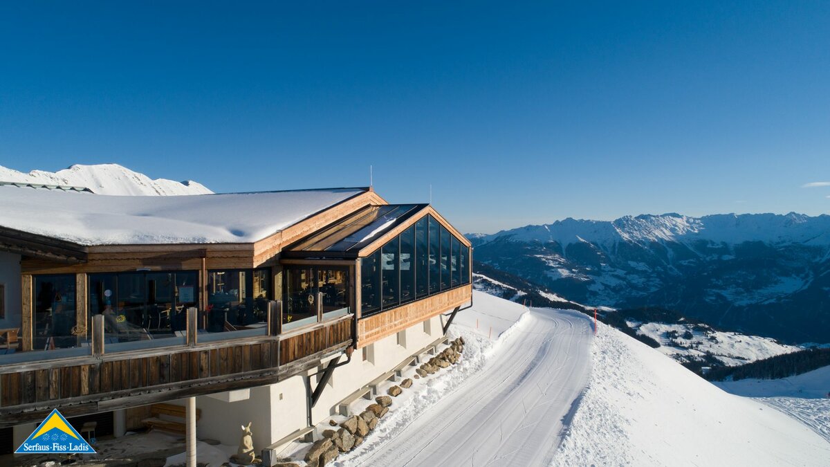 Aussichtsreiches Bergrestaurant Lassida der Bergbahnen Serfaus-Fiss-Ladis in Tirol mit neuem verglasten Wintergarten | © Seilbahn Komperdell GmbH | Stefan Kathrein