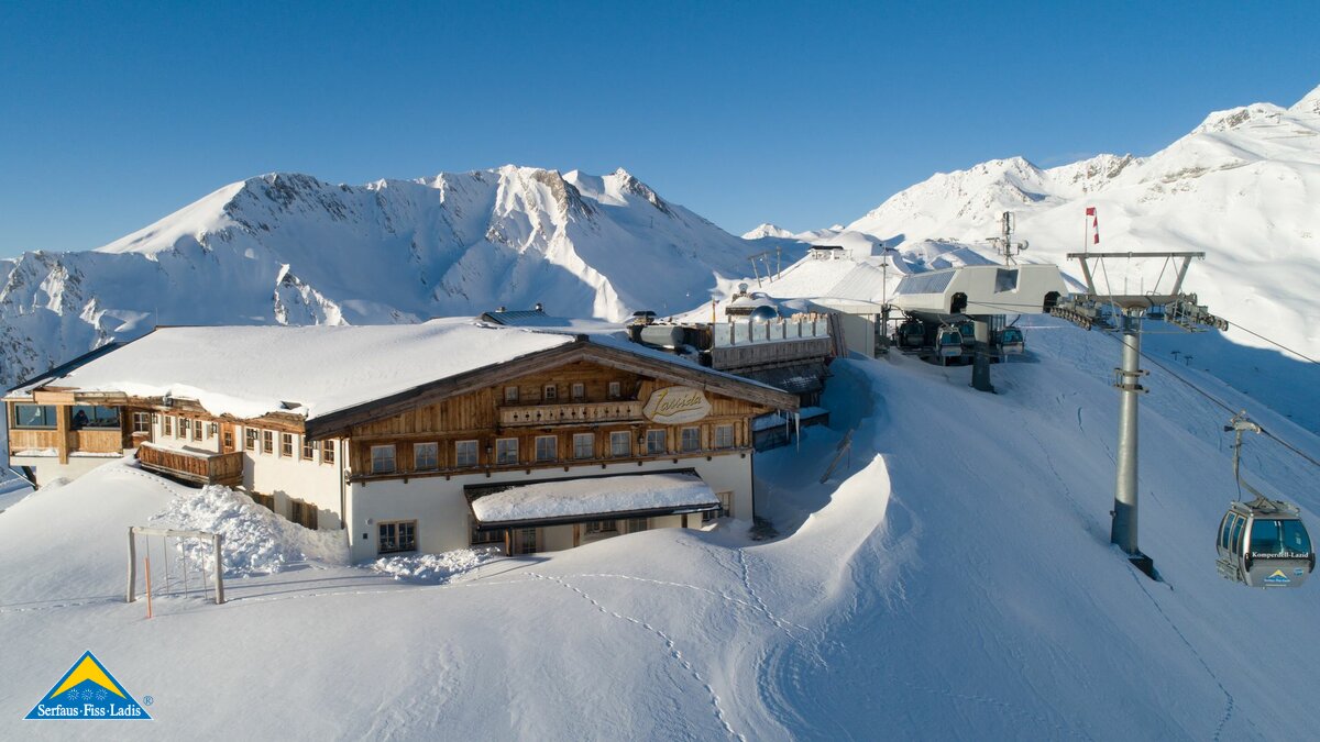 Drohnenflug über Panoramarestaurant Lassida im Skigebiet Serfaus-Fiss-Ladis in Tirol | © Seilbahn Komperdell GmbH | Stefan Kathrein