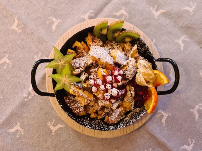Kaiserschmarren in gusseisernen Pfanne im Bergrestaurant Lassida in der Familienregion Serfaus-Fiss-Ladis in Tirol | © Serfaus-Fiss-Ladis Marketing GmbH