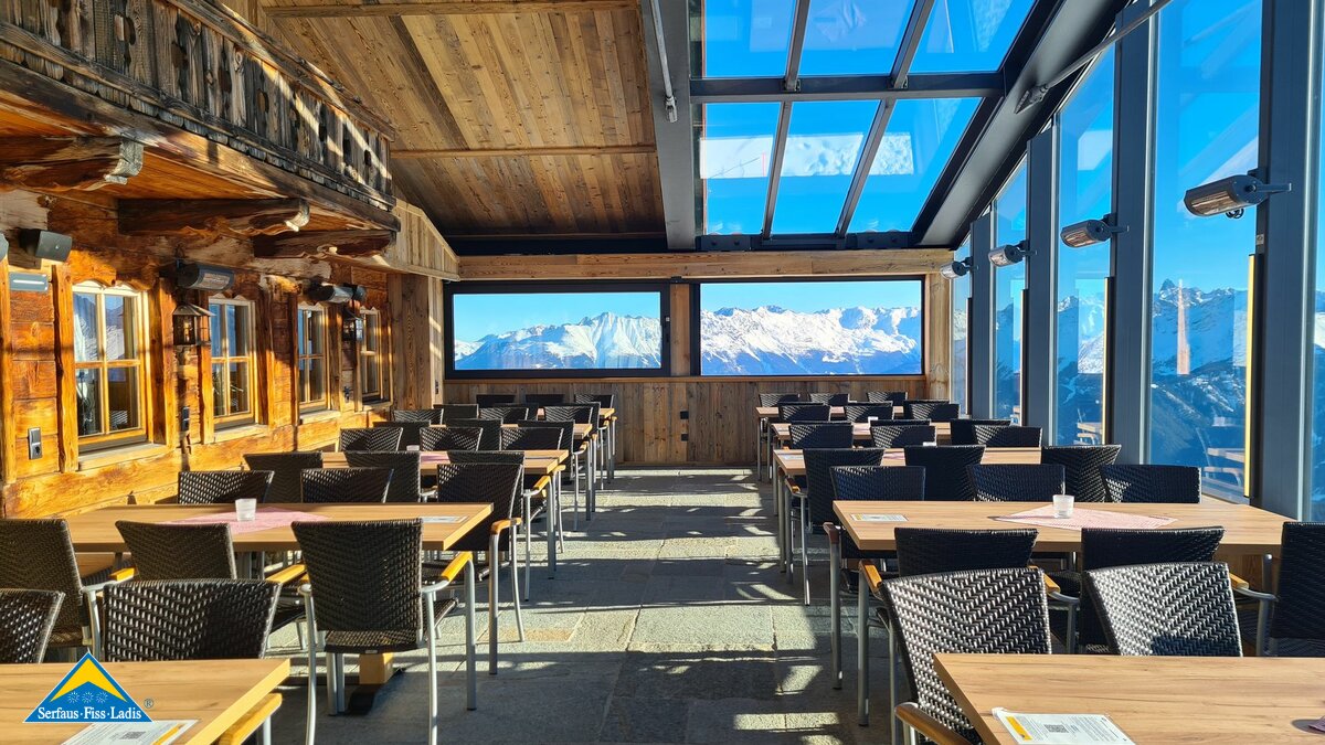 Winterterrasse des Bergrestaurants Lassida im Skigebiet Serfaus-Fiss-Ladis in Tirol | © Serfaus-Fiss-Ladis Marketing GmbH