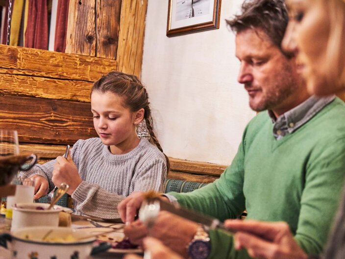 Essen im Bergrestaurant Lassida mit der ganzen Familie in Serfaus-Fiss-Ladis in Tirol Auszeichnung Bewussst Tirol Verwendung heimischer Tiroler Produkte | © Seilbahn Komperdell GmbH | Christian Waldegger