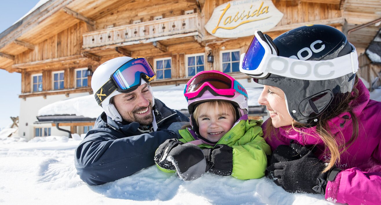 Einkehr mit der ganzen Familie im Bergrestaurant Lassida in Skigebiet Serfaus-Fiss-Ladis in Tirol | © Serfaus-Fiss-Ladis Marketing GmbH | danielzangerl.com