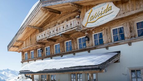 Bergrestaurant Lassida an der Bergstation der Lazidbahn in der Familienregion Serfaus-Fiss-Ladis in Tirol | © Serfaus-Fiss-Ladis Marketing GmbH | danielzangerl.com
