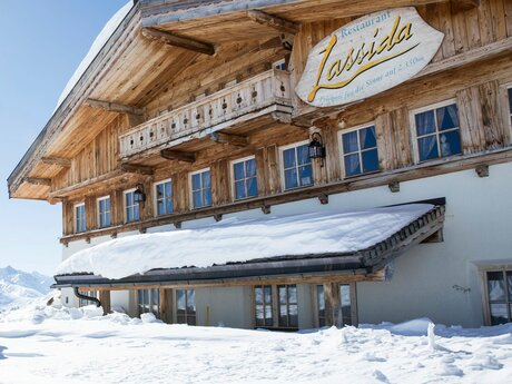 Bergrestaurant Lassida an der Bergstation der Lazidbahn in der Familienregion Serfaus-Fiss-Ladis in Tirol | © Serfaus-Fiss-Ladis Marketing GmbH | danielzangerl.com