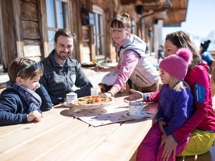 Holzofenpizza im Bergrestaurant Lassida im Skigebiet Serfaus-Fiss-Ladis in Tirol | © Serfaus-Fiss-Ladis Marketing GmbH | danielzangerl.com