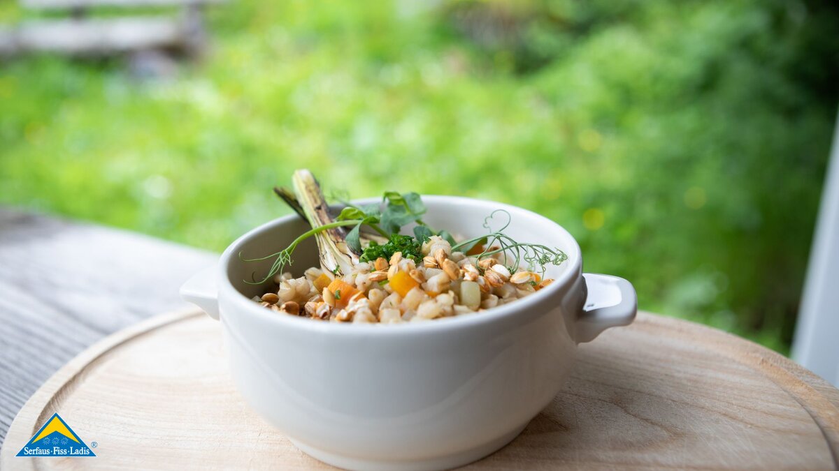 Veganer Eintopf mit Gerste in einer Schüssel Gerichte aus Serfaus-Fiss-Ladis | © Serfaus-Fiss-Ladis Marketing GmbH | Andreas Kirschner