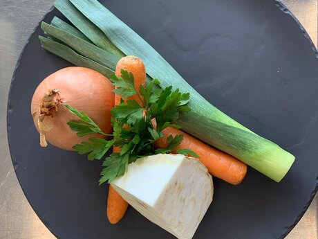 Gemüse auf einem Teller Zubereitung Gemüse-Gersteneintopf mit Fisser Imperial Gerste Rezepte aus Serfaus-Fiss-Ladis in Tirol | © Serfaus-Fiss-Ladis Marketing GmbH