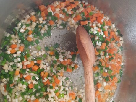 Buntes Gemüse in einem Topf anbraten Zubereitung Gersteneintopf Rezept Familienregion Serfaus-Fiss-Ladis in Tirol | © Serfaus-Fiss-Ladis Marketing GmbH