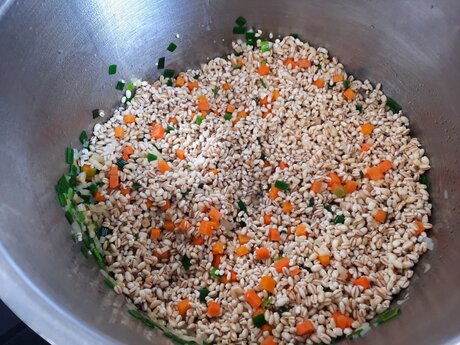 Gemüse und Gerste im Topf rösten Zubereitung Gersteneintopf mit Fisser Imperial Gerste aus Serfaus-Fiss-Ladis in Tirol | © Serfaus-Fiss-Ladis Marketing GmbH