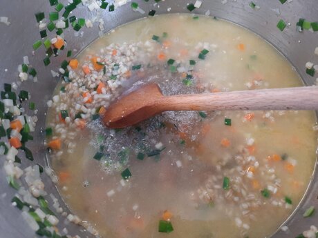 Gemüse und Gerste in Gemüsebrühe aufkochen Rezept veganer Gersteneintopf Philipp Kaschutnigg Schöngampalm in Fiss | © Serfaus-Fiss-Ladis Marketing GmbH