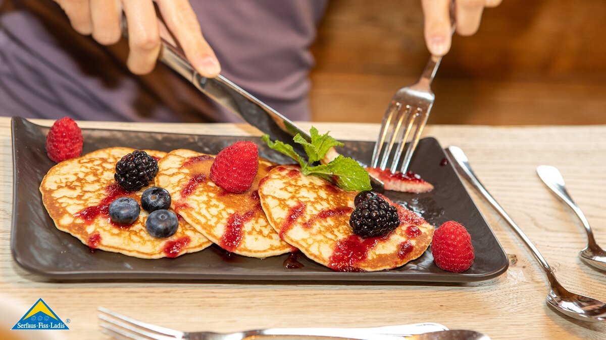Pancakes mit Marmelade und Früchten Brunchen auf einer Hütte in Serfaus-Fiss-Ladis in Tirol | © Seilbahn Komperdell GmbH | Andreas Kirschner