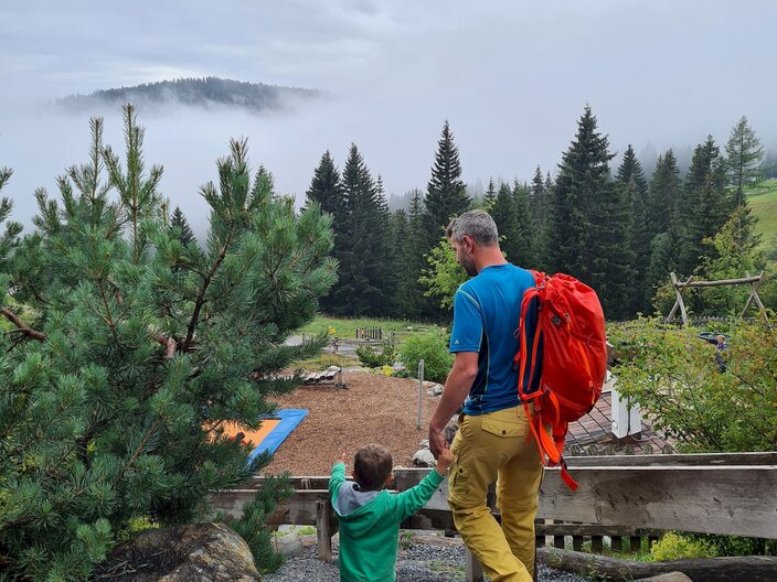 Papa mit Kind auf dem Spielplatz neben dem Leithe Wirt in Serfaus-Fiss-Ladis in Tirol | © Sefaus-Fiss-Ladis Marketing GmbH