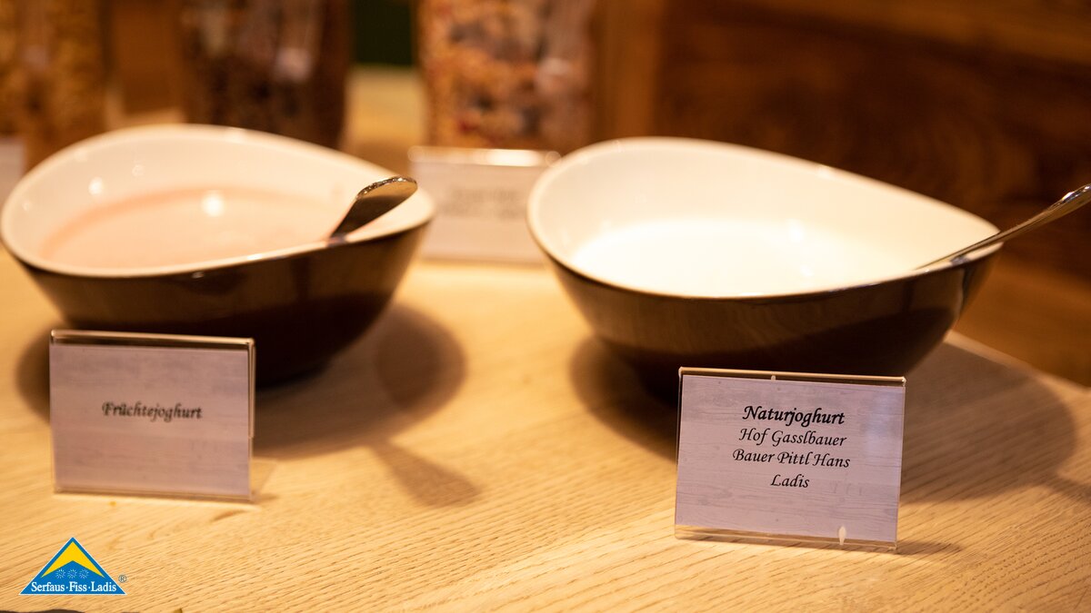 Joghurt vom Bauer Hans Pittl lokale Produkte aus Serfaus-Fiss-Ladis beim Hütten-Brunch im Leithe Wirt | © Seilbahn Komperdell GmbH | Andreas Kirschner