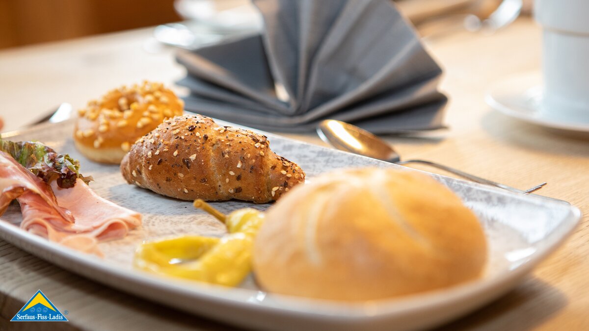 Brötchen, Wurst und Käse auf einem Teller Brunchen mit regionalen Produkten aus Serfaus-Fiss-Ladis  | © Seilbahn Komperdell GmbH | Andreas Kirschner