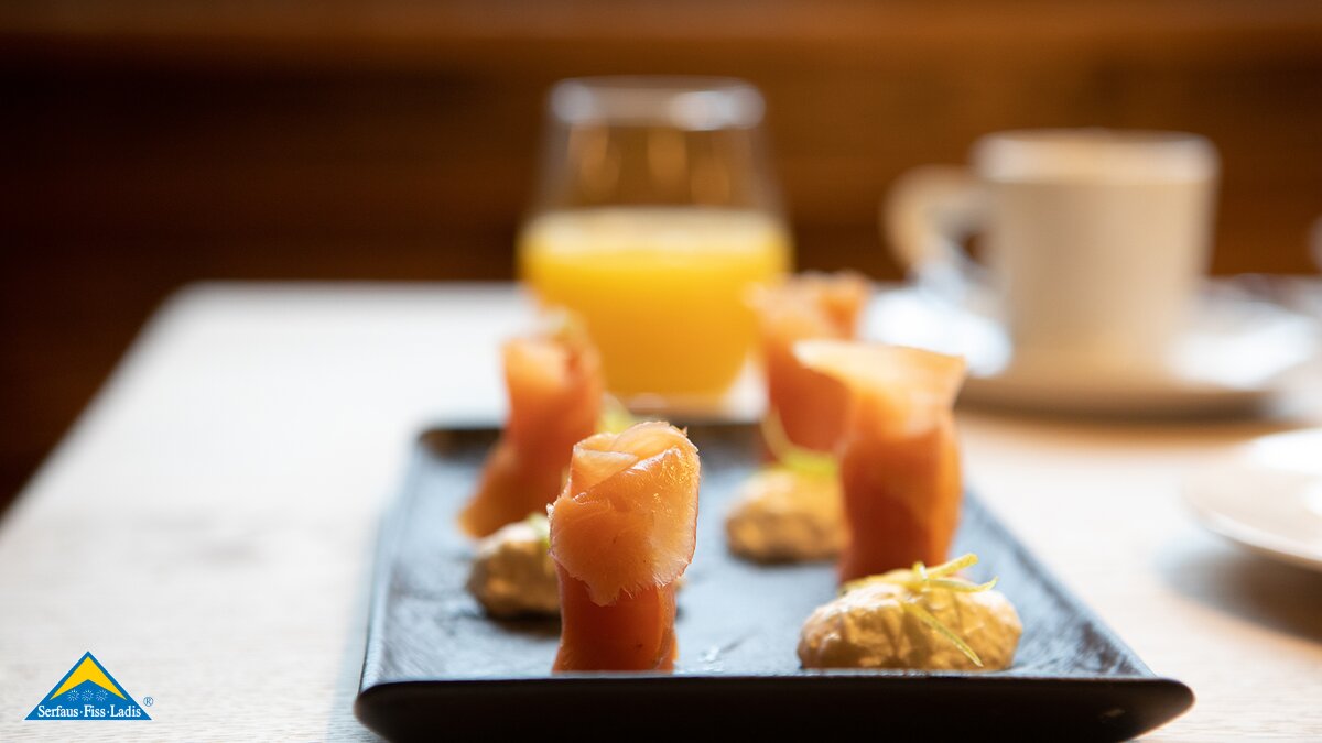 Lachs zusammengerollt auf einem Teller Brunchen in den Bergen Leithe Wirt Serfaus-Fiss-Ladis in Tirol | © Seilbahn Komperdell GmbH | Andreas Kirschner